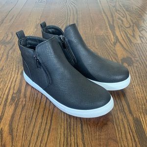 NEW High Top Black Animal Print Zipper Sneaker Size Women’s 7